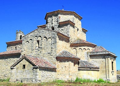 Imagen secundaria 1 - Arriba, uno de los chozos restaurdos; abajo, ermita de la Anunciada (foto Fernando) y Puerta de la Villa