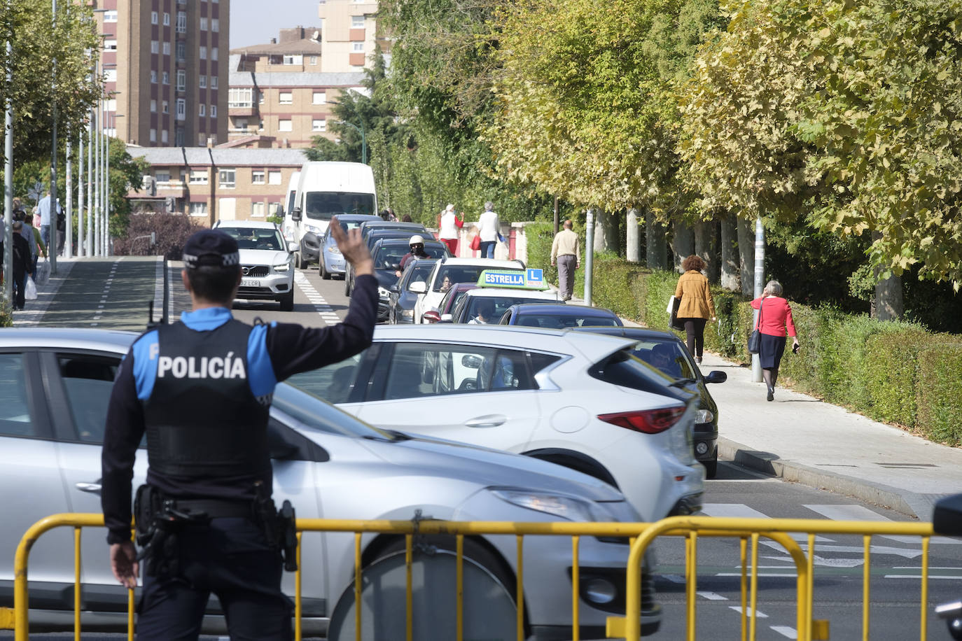 Alguna retención a hora punta en Poniente e Isabel la Católica, según reconocían fuentes de la Policía Local, pero una jornada sin grandes problemas de tráfico