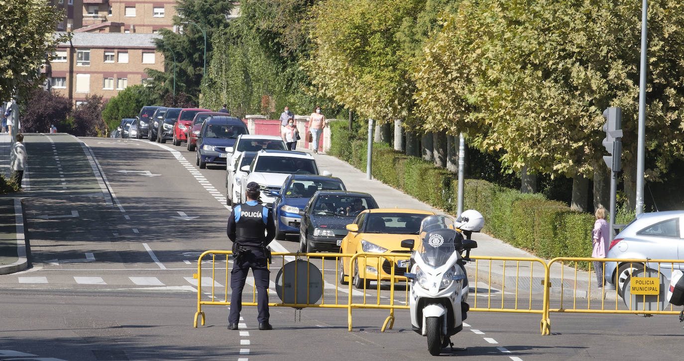 Alguna retención a hora punta en Poniente e Isabel la Católica, según reconocían fuentes de la Policía Local, pero una jornada sin grandes problemas de tráfico