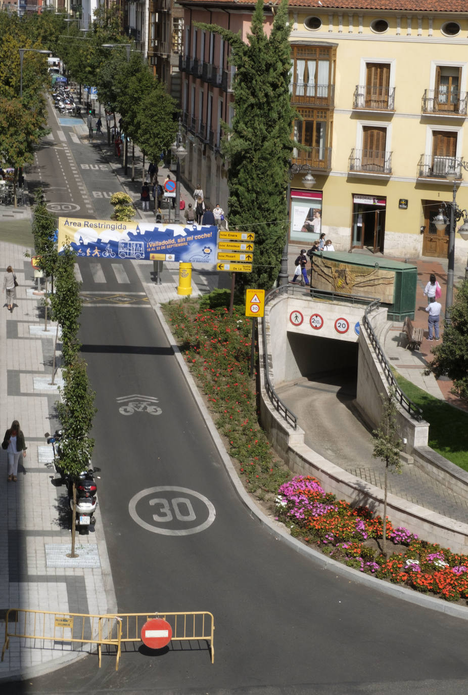 Alguna retención a hora punta en Poniente e Isabel la Católica, según reconocían fuentes de la Policía Local, pero una jornada sin grandes problemas de tráfico