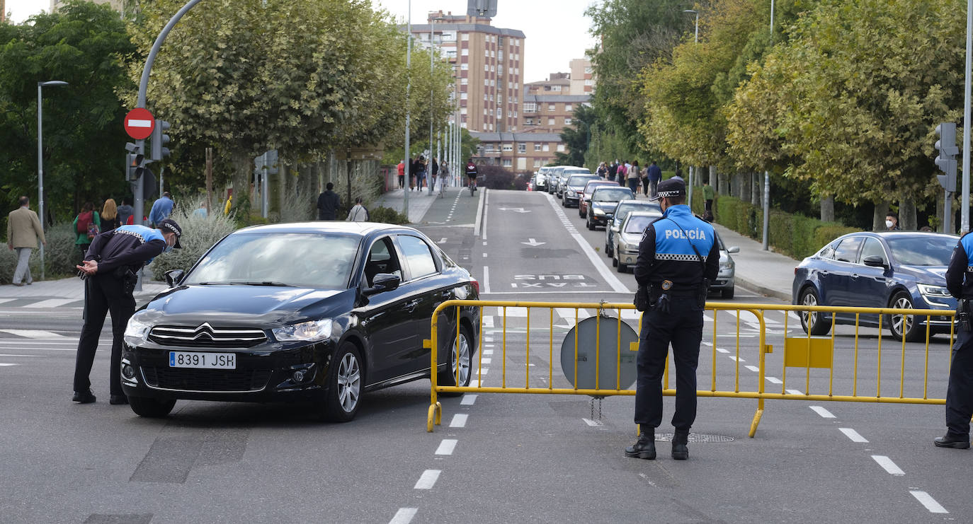 Alguna retención a hora punta en Poniente e Isabel la Católica, según reconocían fuentes de la Policía Local, pero una jornada sin grandes problemas de tráfico