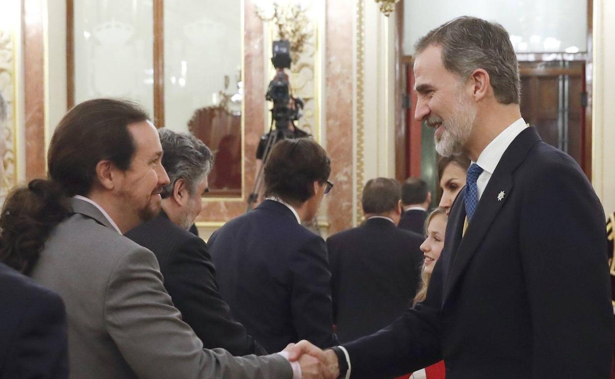 Pablo Iglesias saluda al Rey Felipe VI