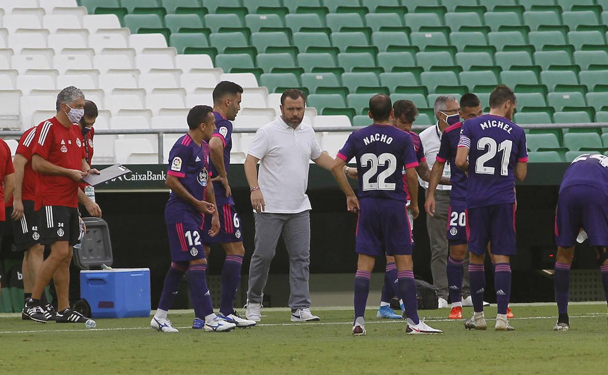 Los jugadores se agrupan en torno a Sergio González en una pausa de hidratación. 