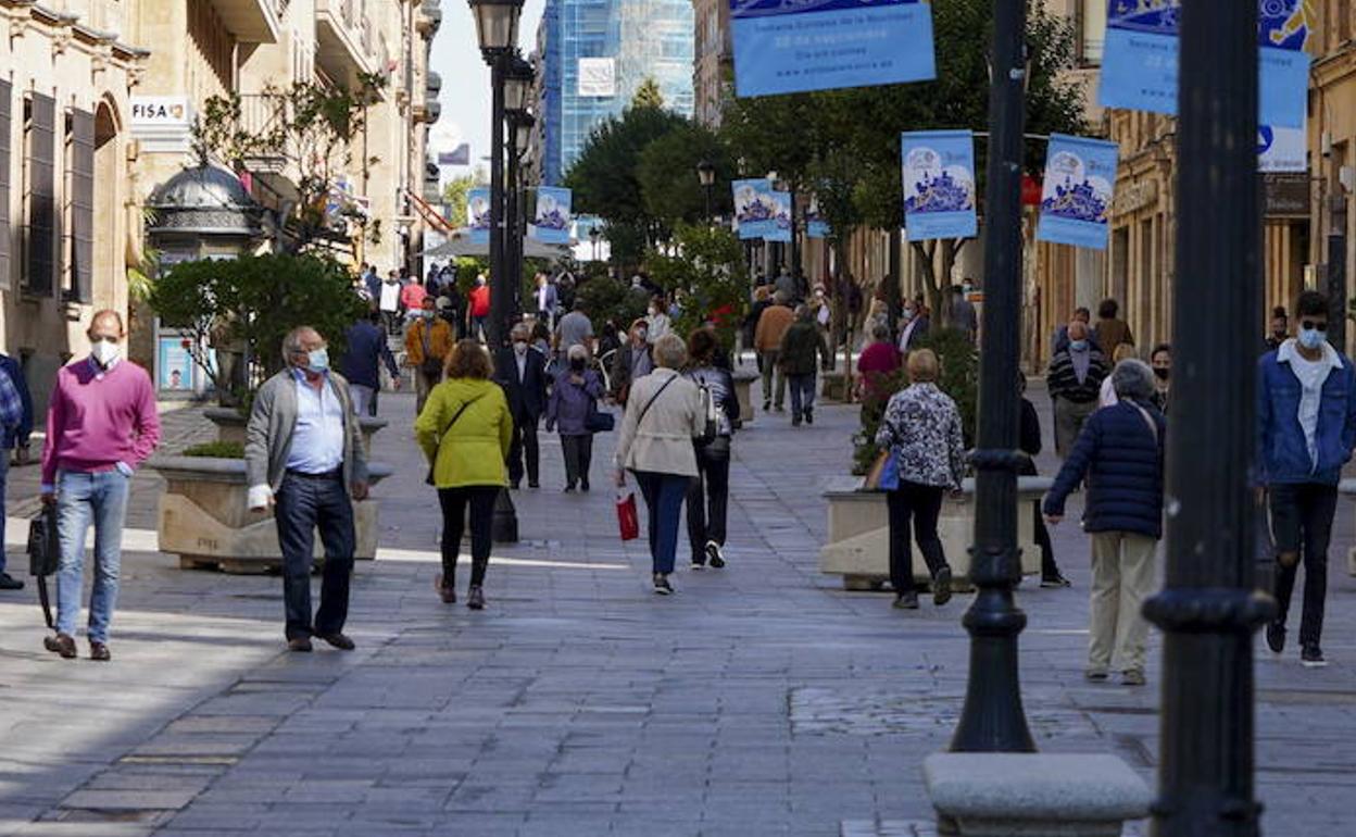 Gente paseando por la calle Zamora de Salamanca el pasado lunes. 