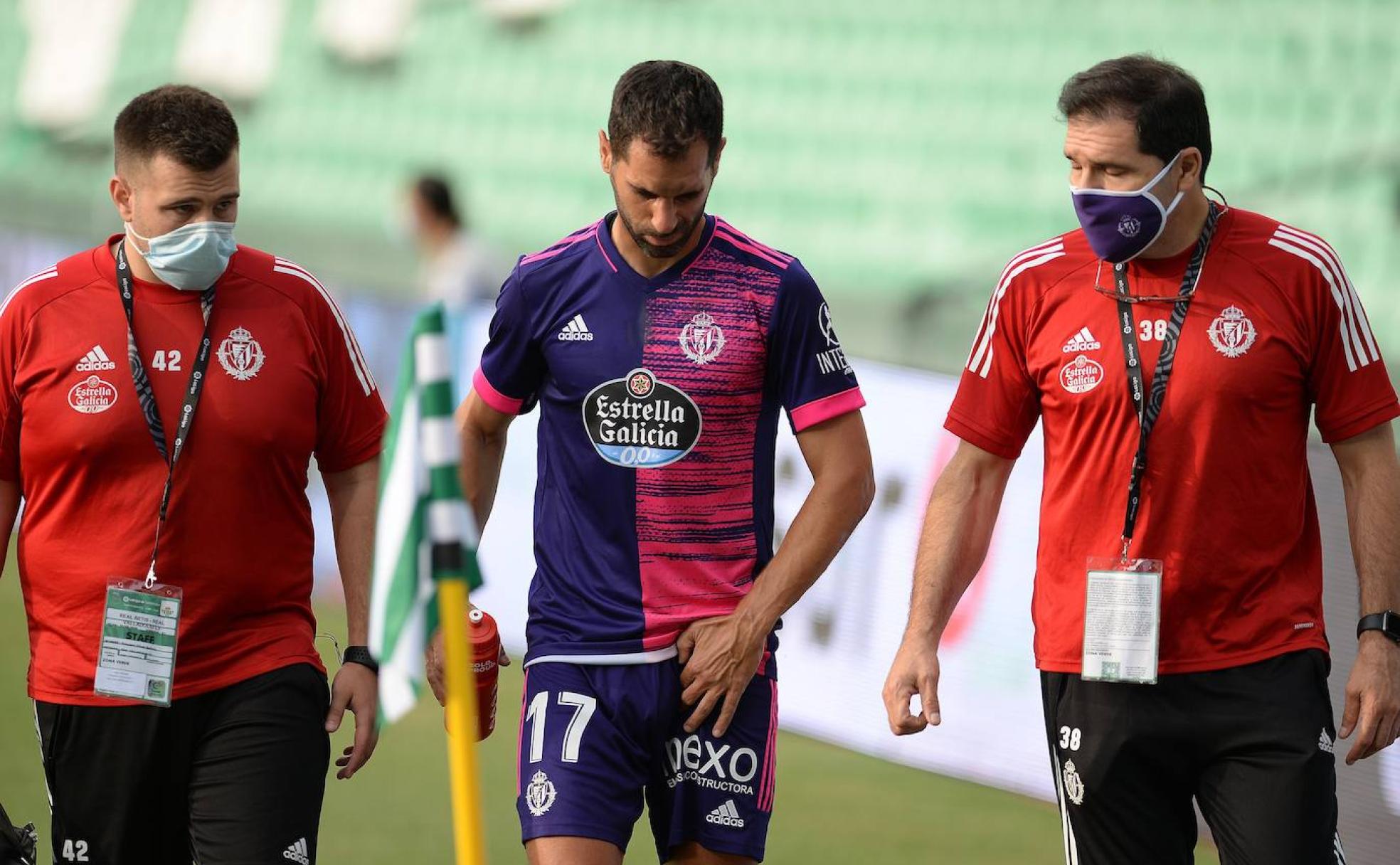 Javi Moyano se lleva la mano a la ingle al abandonar el campo el pasado domingo. 