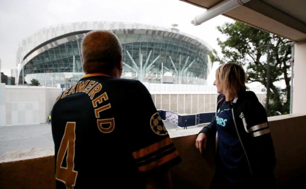 Aficionados del Tottenham contemplan desde lejos el estadio del conjunto londinense. 