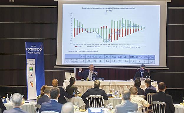 Imagen. Montoro se dirige a los asistentes al desayuno. 