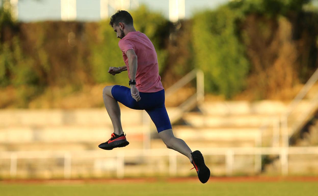 Álvaro de Arriba, en un entrenamiento en Las Pistas del Helmántico. 