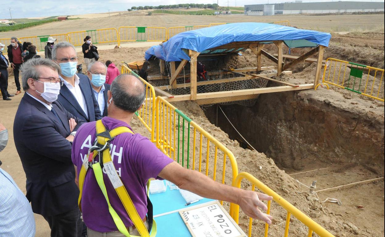 Julio del Olmo explica al secretario de Estado el desarrollo de las excavaciones en el pozo de Medina, 