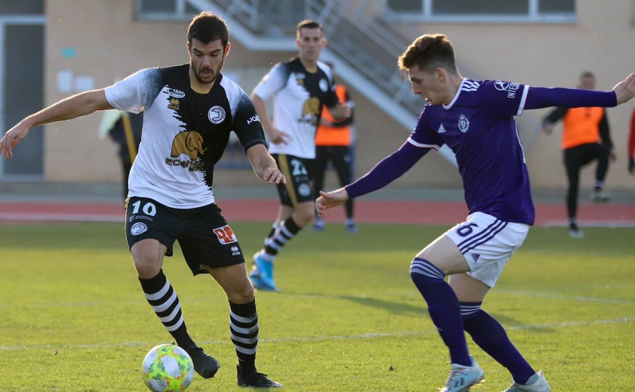 Carlos de la Nava intenta marcharse de un rival del Promesas la pasada temporada. 