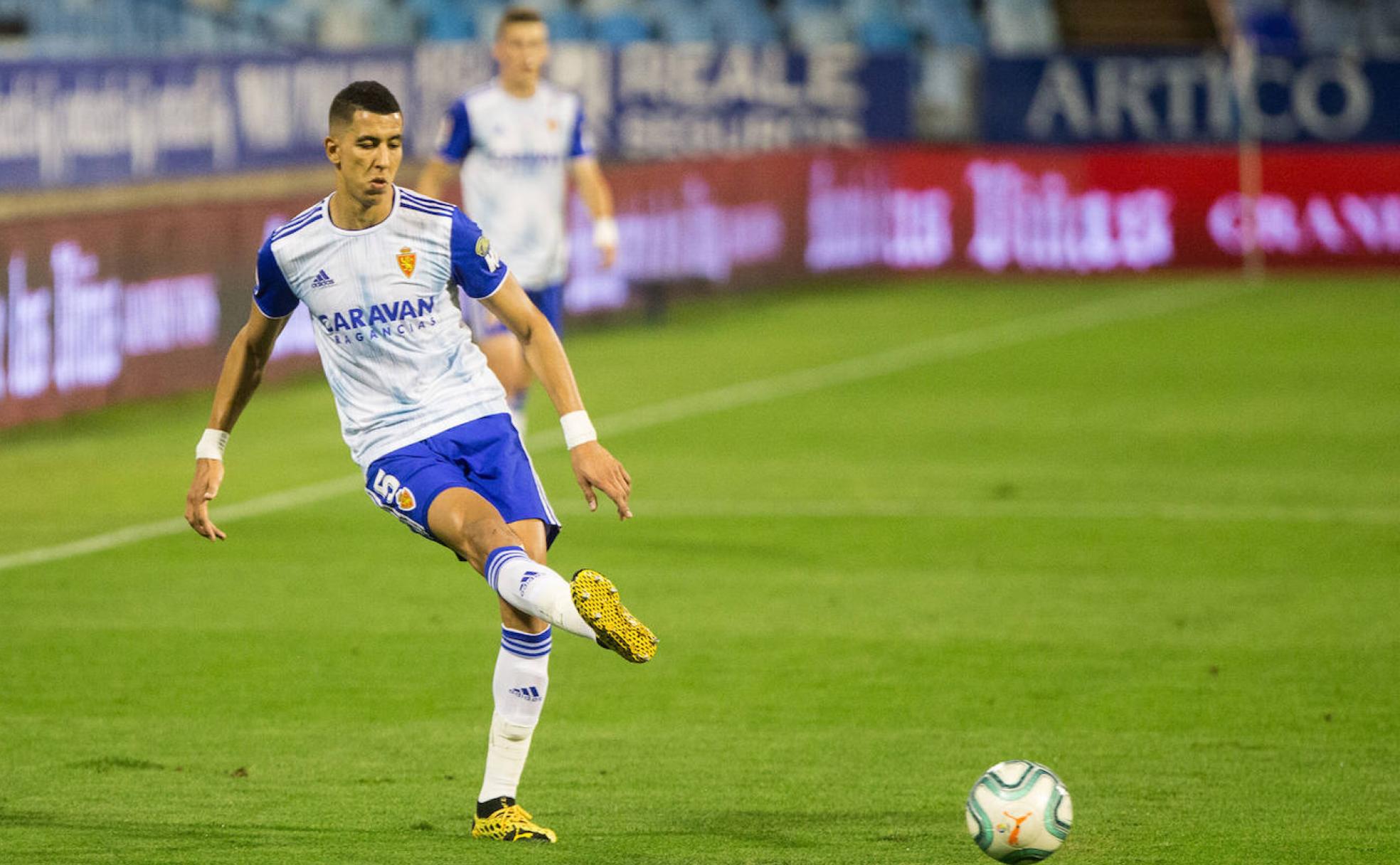 Jawad El Yamiq, en una acción con la camiseta del Real Zaragoza en la pasada temporada. 