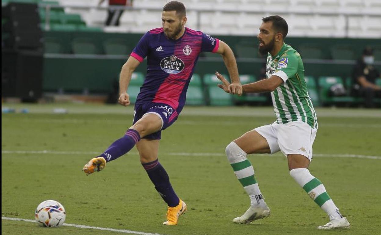 Shon Weissman golpe el balón en el choque ante el Betis del pasado domingo.