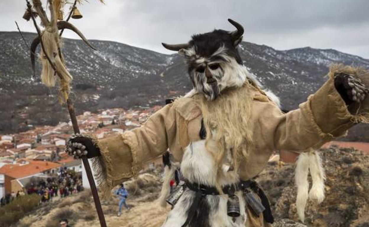 La localidad abulense de Navalacruz celebra la tradicional mascarada de los Harramachos