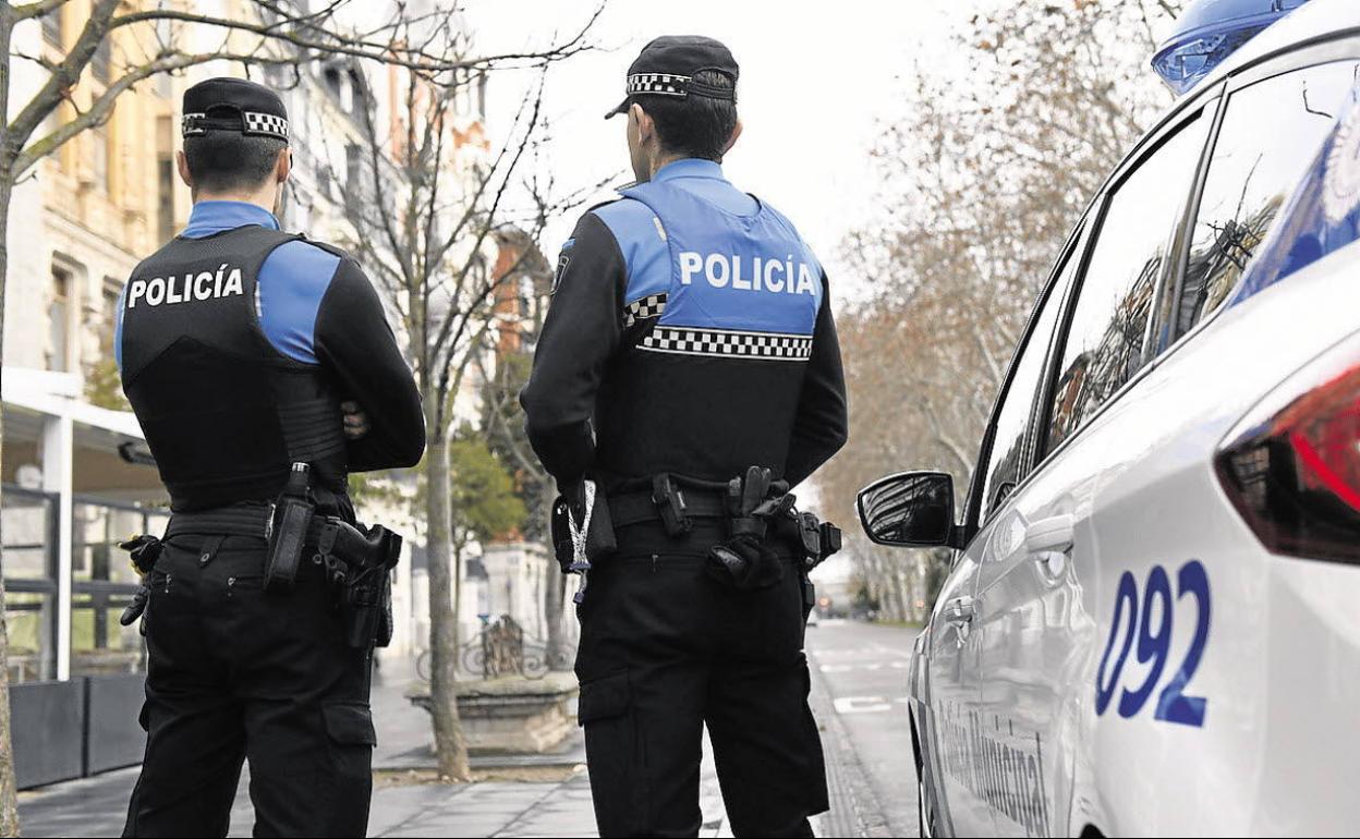 Dos policías municipales de Valladolid.