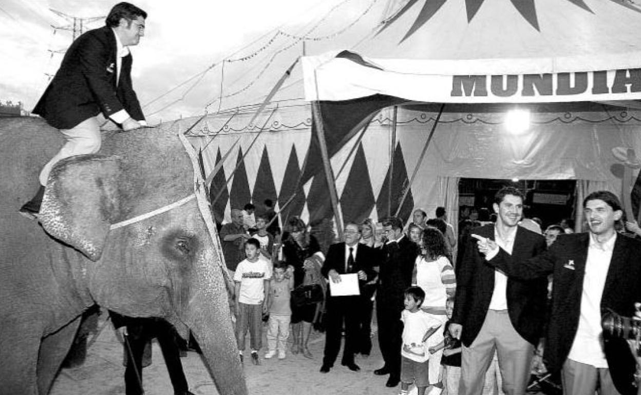 El entrenador del Fórum, Paco García, montado sobre un elefante ante unos risueños Rentzias y Radulovic, en las páginas de El Norte del 24 de septiembre de 2005. 