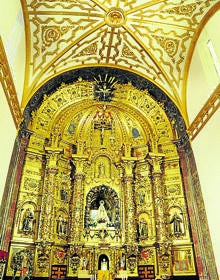 Imagen secundaria 2 - Arriba, detalle del retablo, la Virgen Inmaculada del siglo XVII; abajo, parroquia de Nuestra Señora del Milagro; y retablo mayor, obra de Pedro de Correas. 