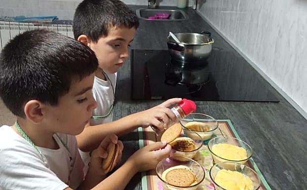 Imagen principal - Carlos y Gonzalo en distintas fases del proceso. 