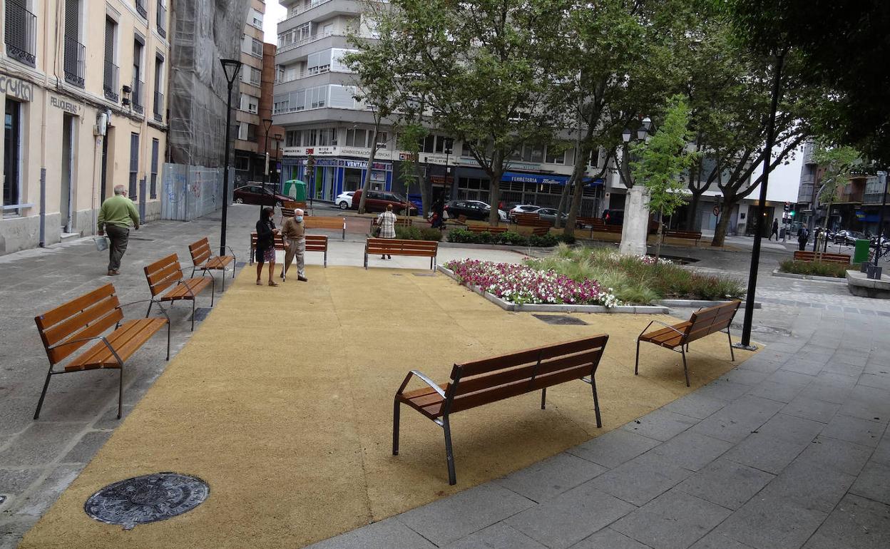 Los nuevos bancos instalados en la plaza del Caño Argales, vista desde el lado de Dos de Mayo.