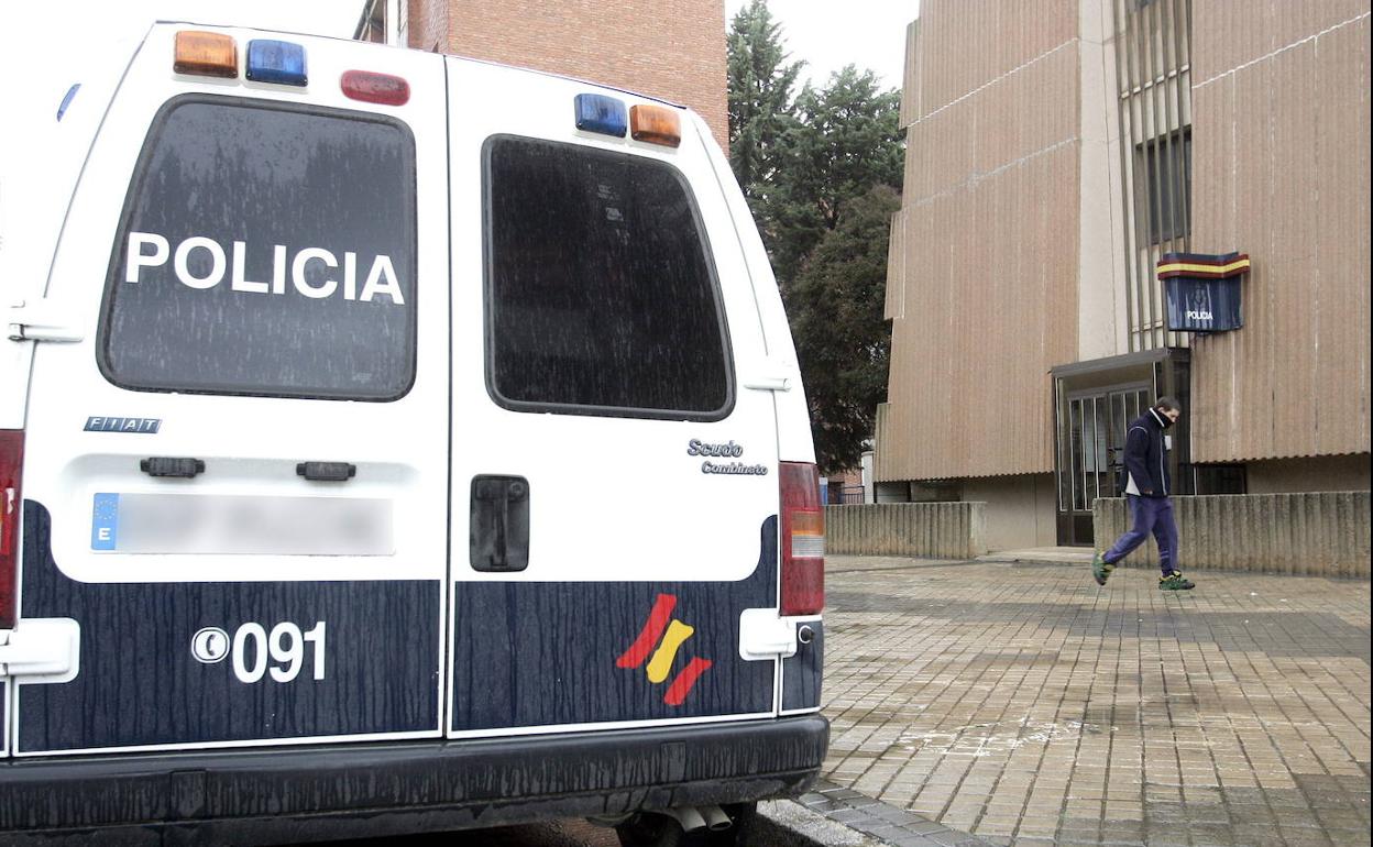 Furgón de la Policía Nacional de Miranda, delante de la Comisaría mirandesa. 