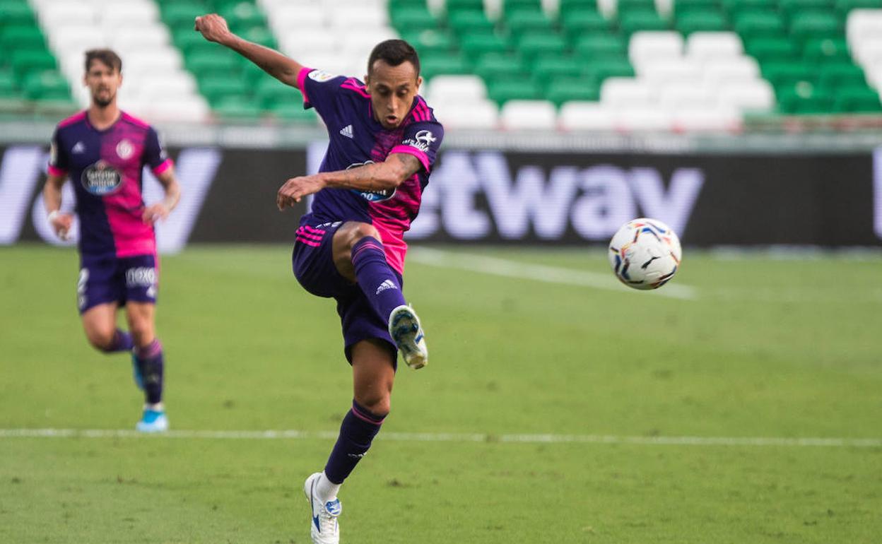 Fabián Orellana ejecuta un lanzamiento en el Real Betis-Real Valladolid de la pasada jornada de Liga