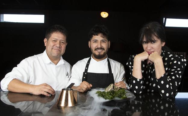 Los cocineros Víctor Gutiérrez y Jhon Mendoza posan con Amaya Arzuaga. 