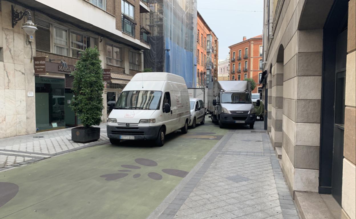 Un vehículo en carga y descarga obstaculiza el tránsito de otros vehículos en la calle Menéndez Pelayo. 