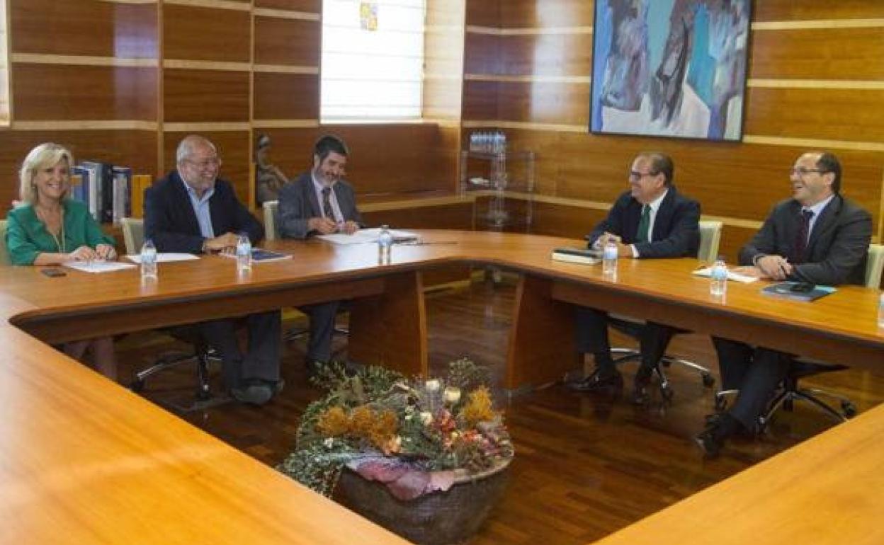 Reunión de Casado, Igea y Mitadiel con responsables de la concesionaria del Hospital de Burgos en 2019.