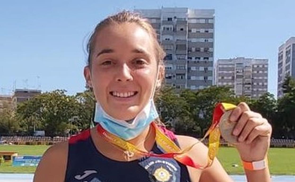 Andrea, sonriente, posa con su medalla de oro al cuello. 