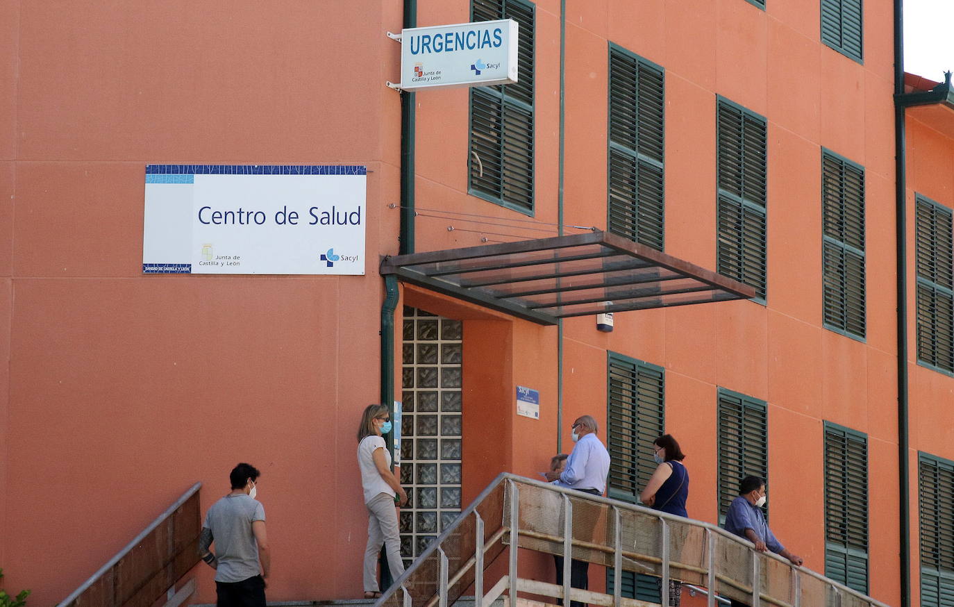 Vecinos del Real Sitio esperan para poder acceder al centro de salud del municipio. 