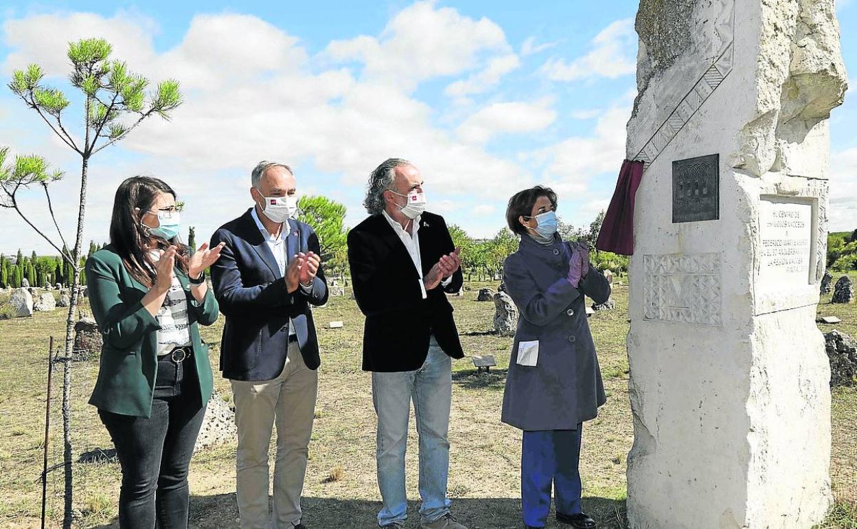 Gema Gómez, vicepresidenta de la Diputación; Antonio Largo, rector de la Universidad de Valladolid; Carlos Sanz, director del yacimiento de Pintia, y Araceli Pereda, presidenta de Hispania Nostra. 