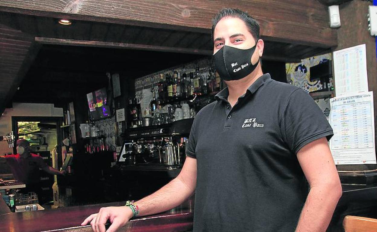 José Ayuso, en la barra de Casa Paco, establecimiento del que es gerente. 