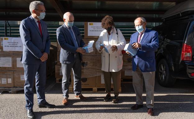 El delegado del Gobierno en Castilla y León, el socialista Javier Izquierdo (izda.), y el subdelegado en Valladolid, Emilio Álvarez Villazán, a la derecha, entregando mascarillas a ayuntamientos y ongs.