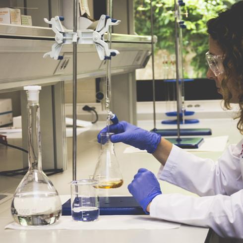 Una alumna realiza prácticas en uno de sus laboratorios. 