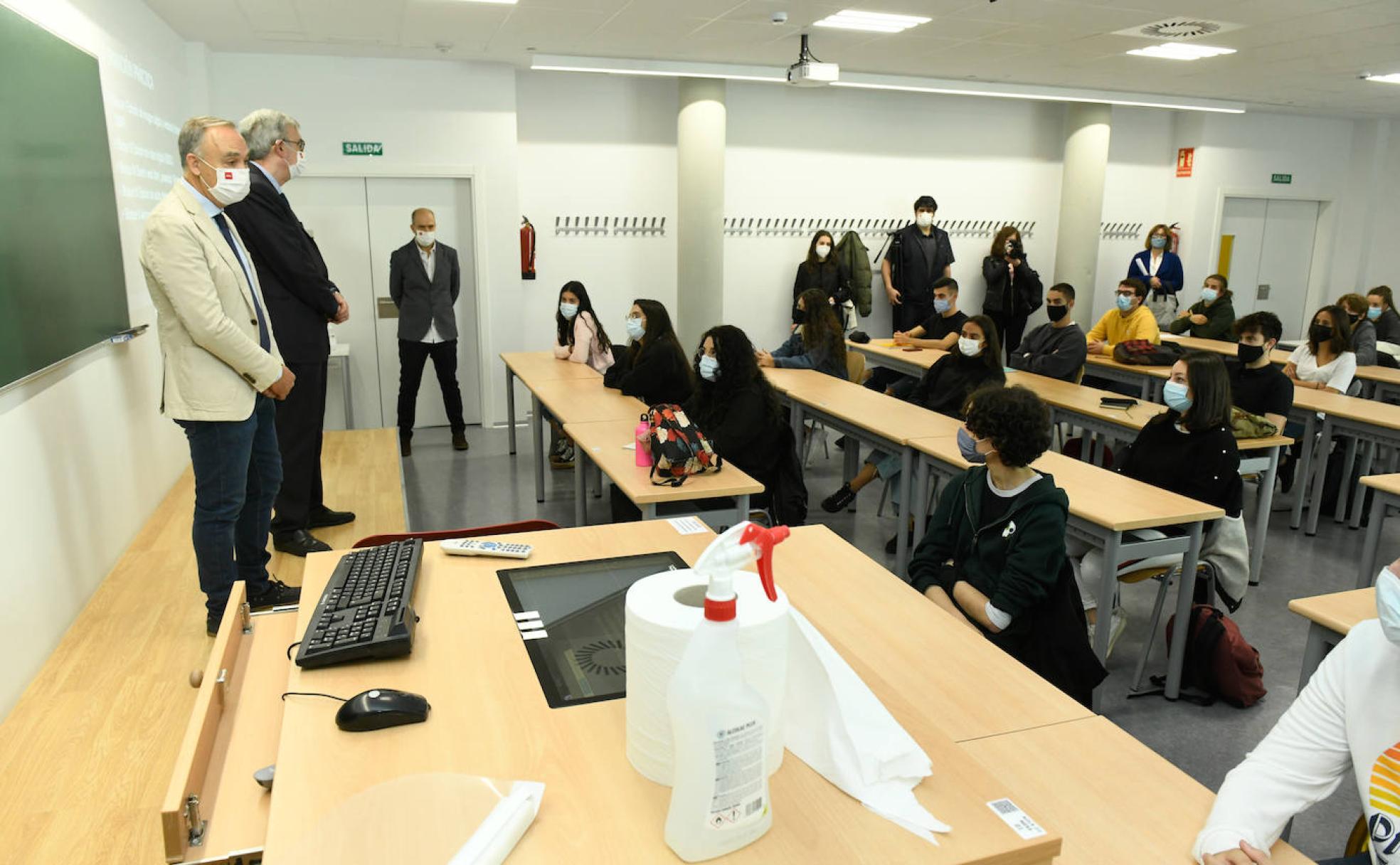 El rector, Antonio Largo Cabrerizo, visita una de las aulas de Ingenierías Industriales