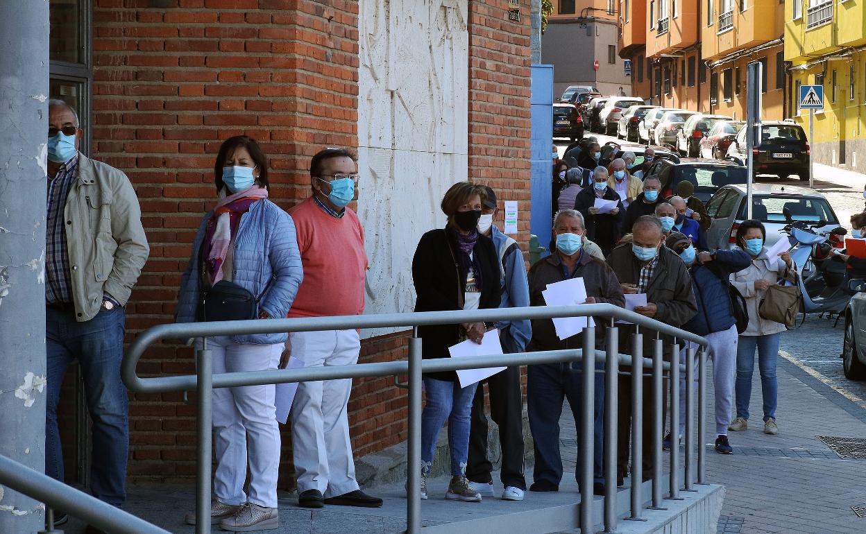 Numerosas personas hacen cola en el centro cívico de San José para recoger su mascarilla.
