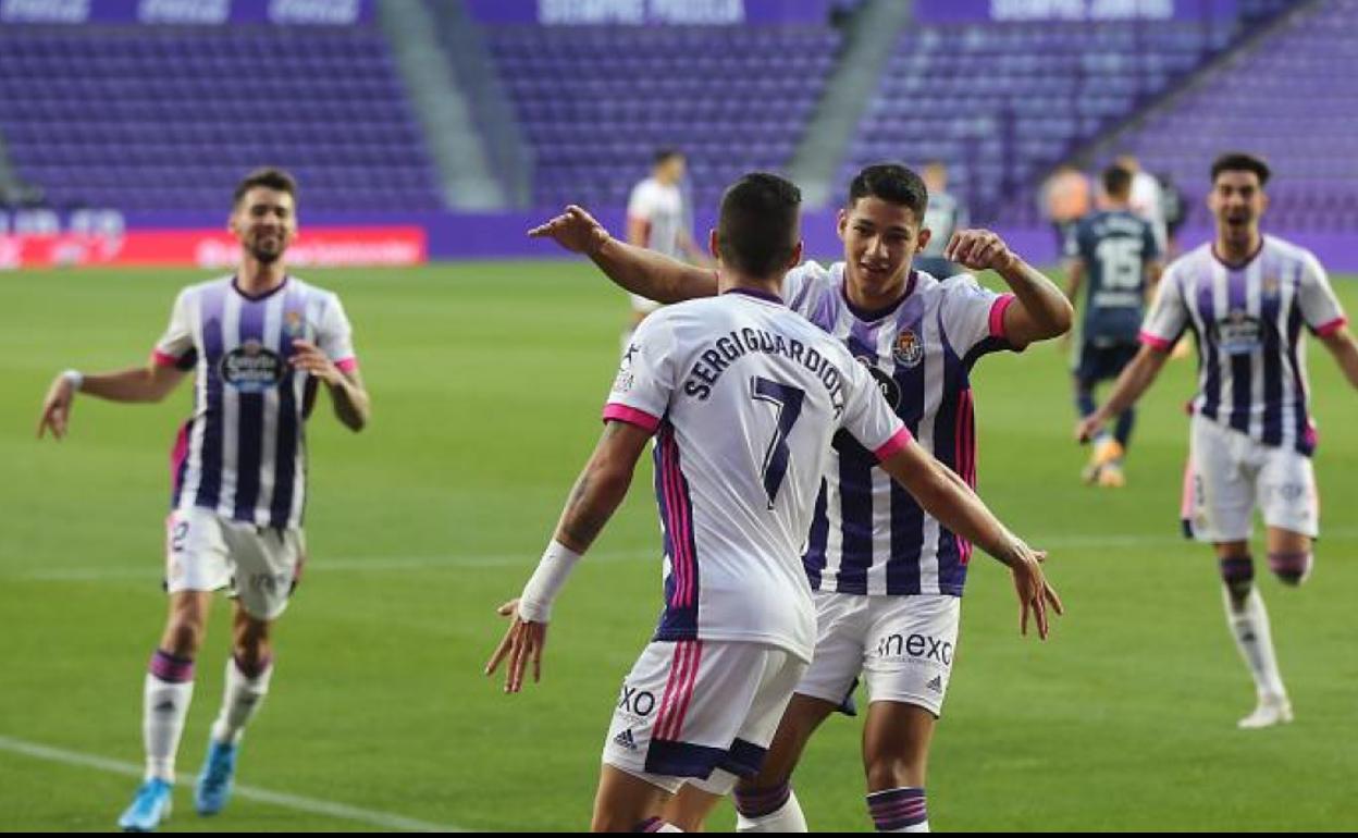 Sergi Guardiola (de espaldas) celebra con Marcos André el gol del empate logrado el domingo ante el Celta