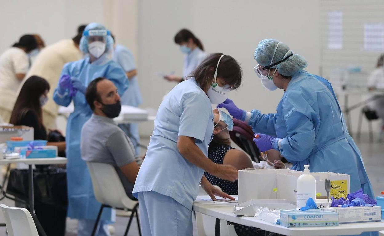 Pruebas PCR tras detectarse seis positivos en un bar de Irún.