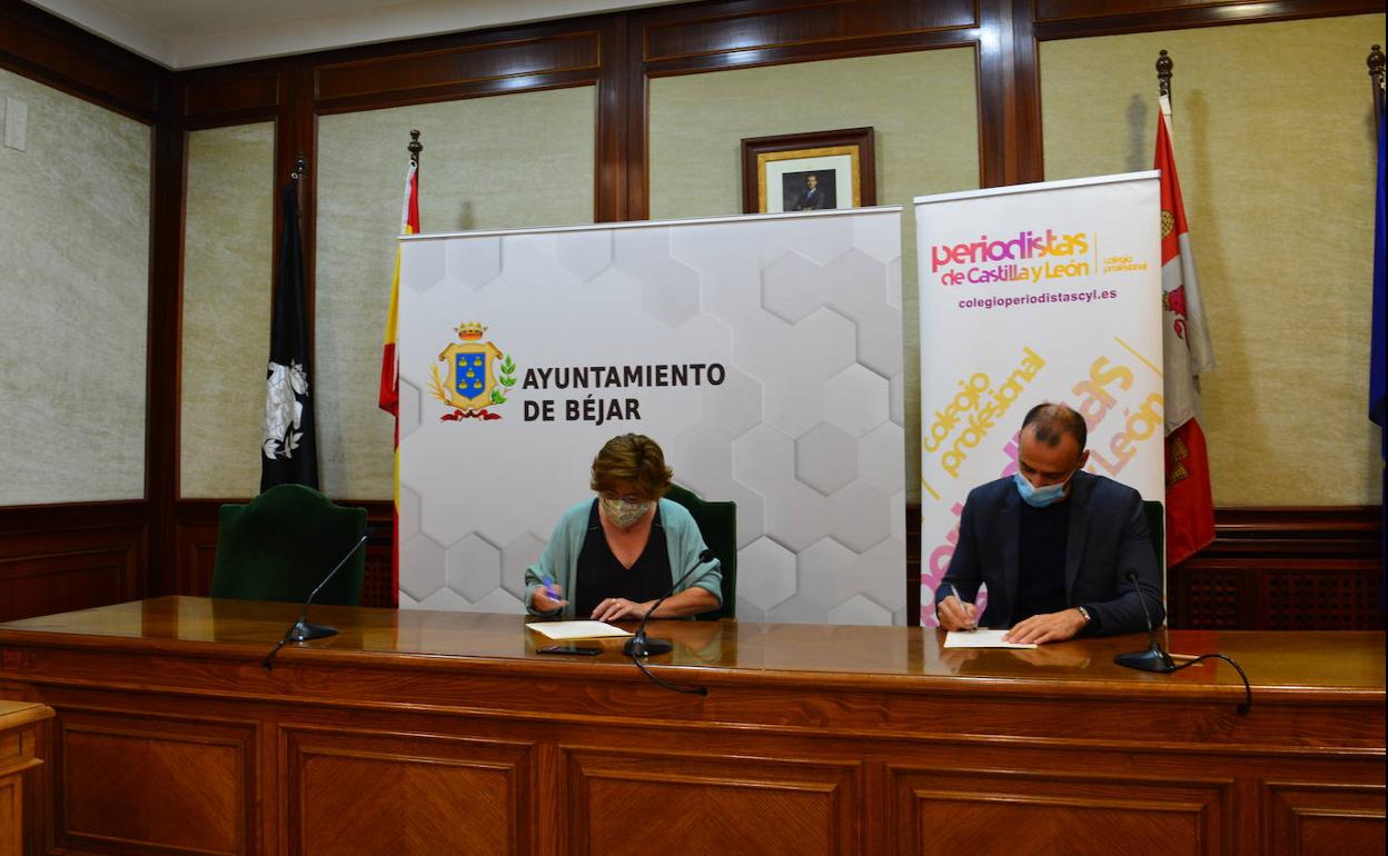 La alcaldesa de Béjar y el decano del Colegio Profesional de Periodistas de Castilla y León. 
