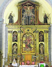 Imagen secundaria 2 - Arriba, el exterior de la colorida ermita de San Blas; crruz y vistas desde el pórtico de la iglesia y retablo principal de la iglesia de la Asunción. 