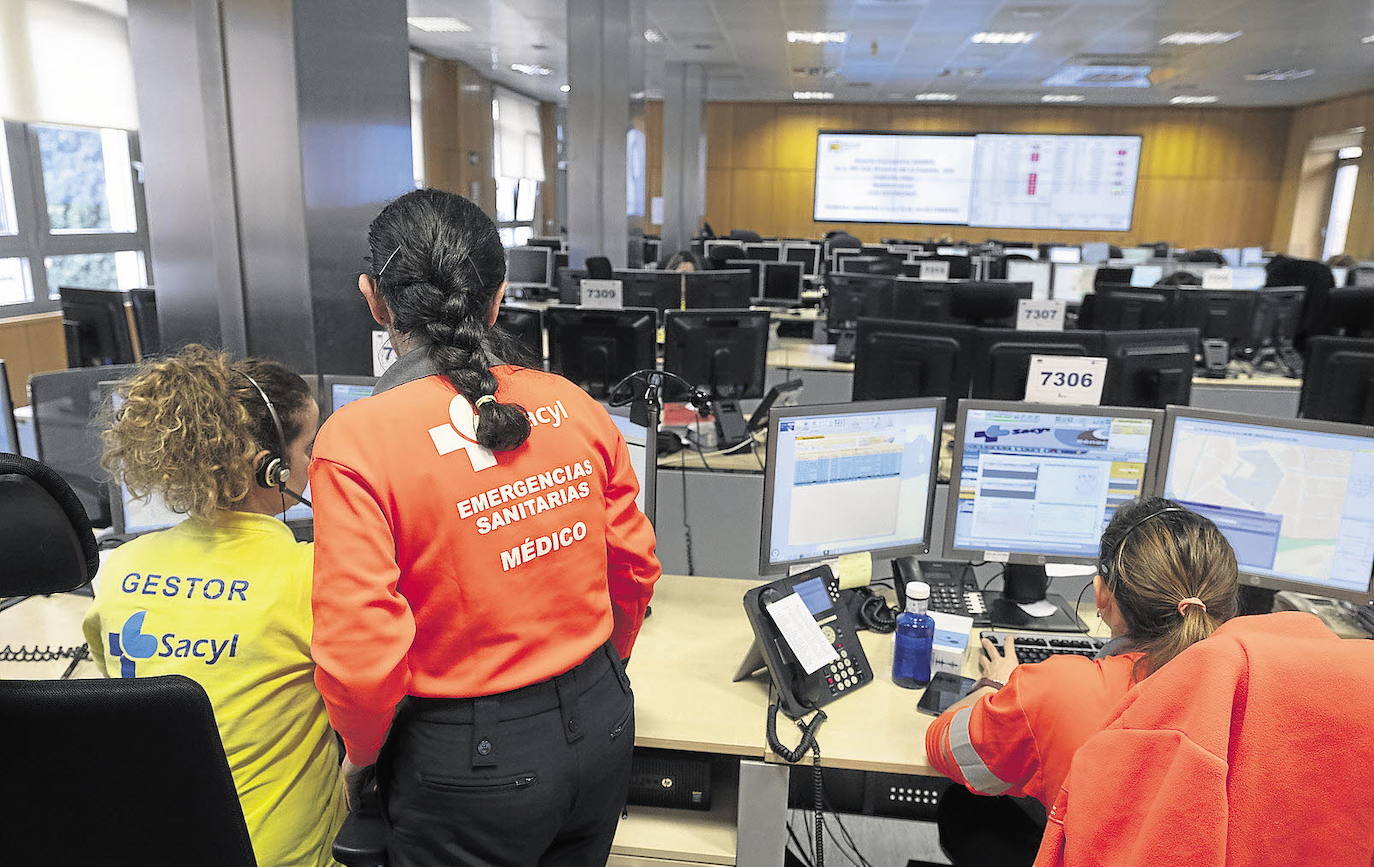 Las profesionales del 112, en la sala del centro en Valladolid donde asistieron al parto. 