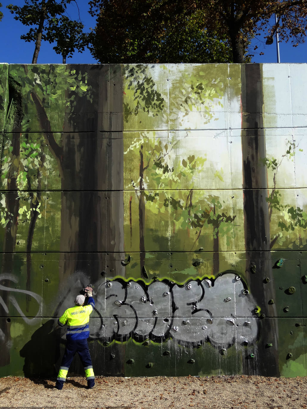 Fotos: Los grafitis cubren el mural recién pintado en el parque Bolaños de Valladolid