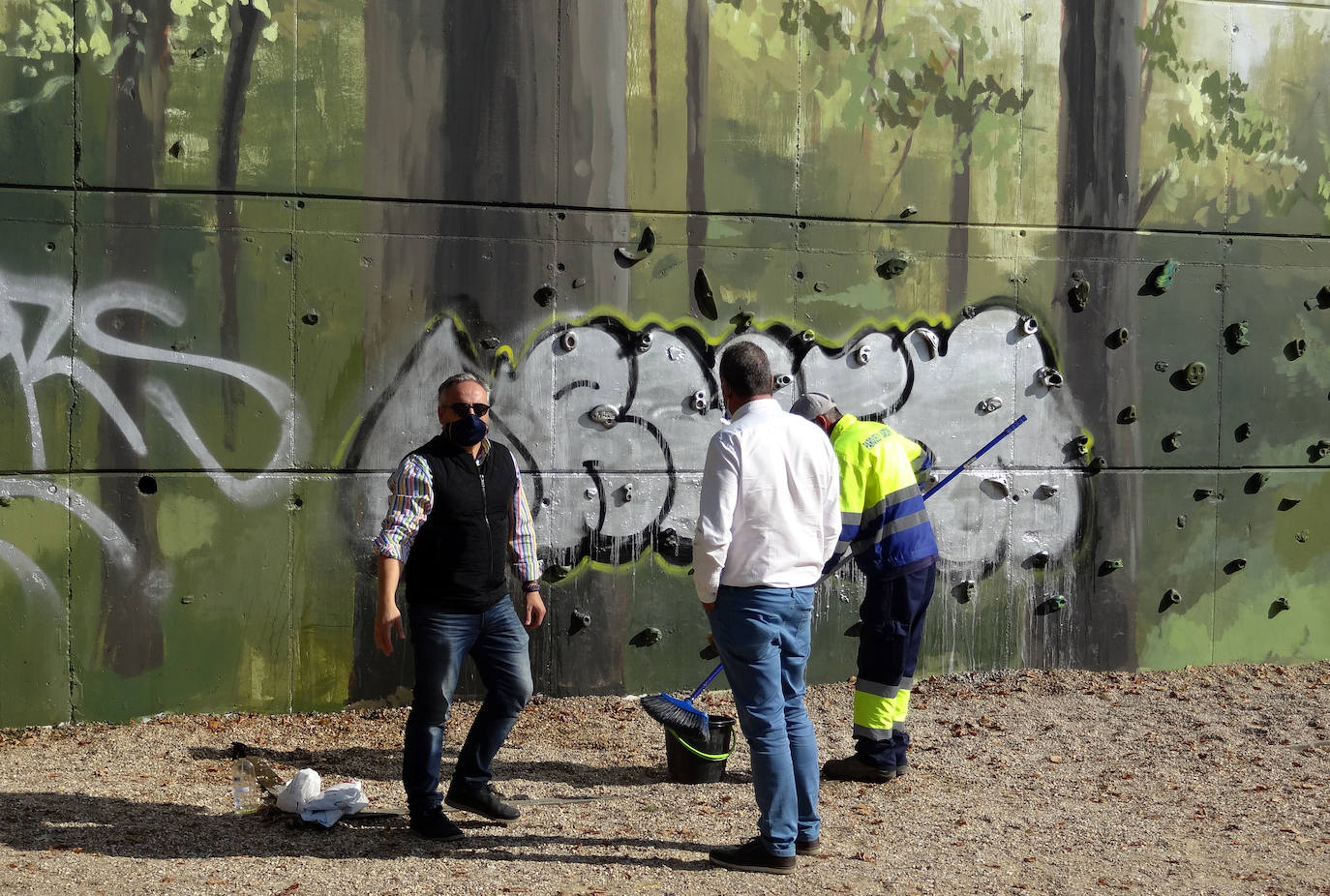 Fotos: Los grafitis cubren el mural recién pintado en el parque Bolaños de Valladolid