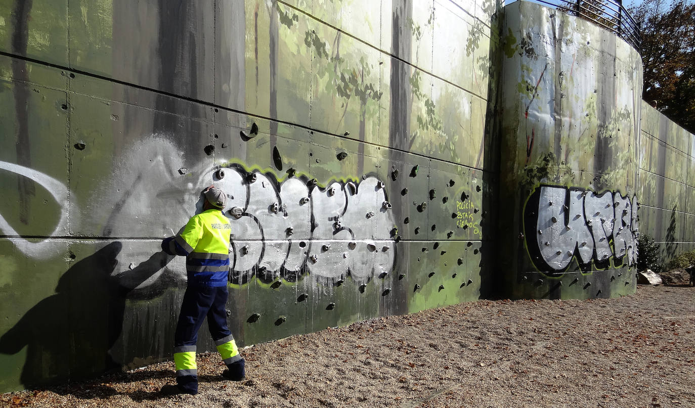 Fotos: Los grafitis cubren el mural recién pintado en el parque Bolaños de Valladolid