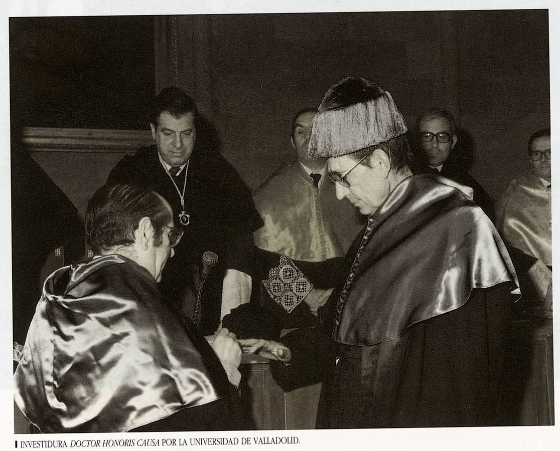 1983. Delibes, doctor honoris causa por la Universidad de Valladolid.