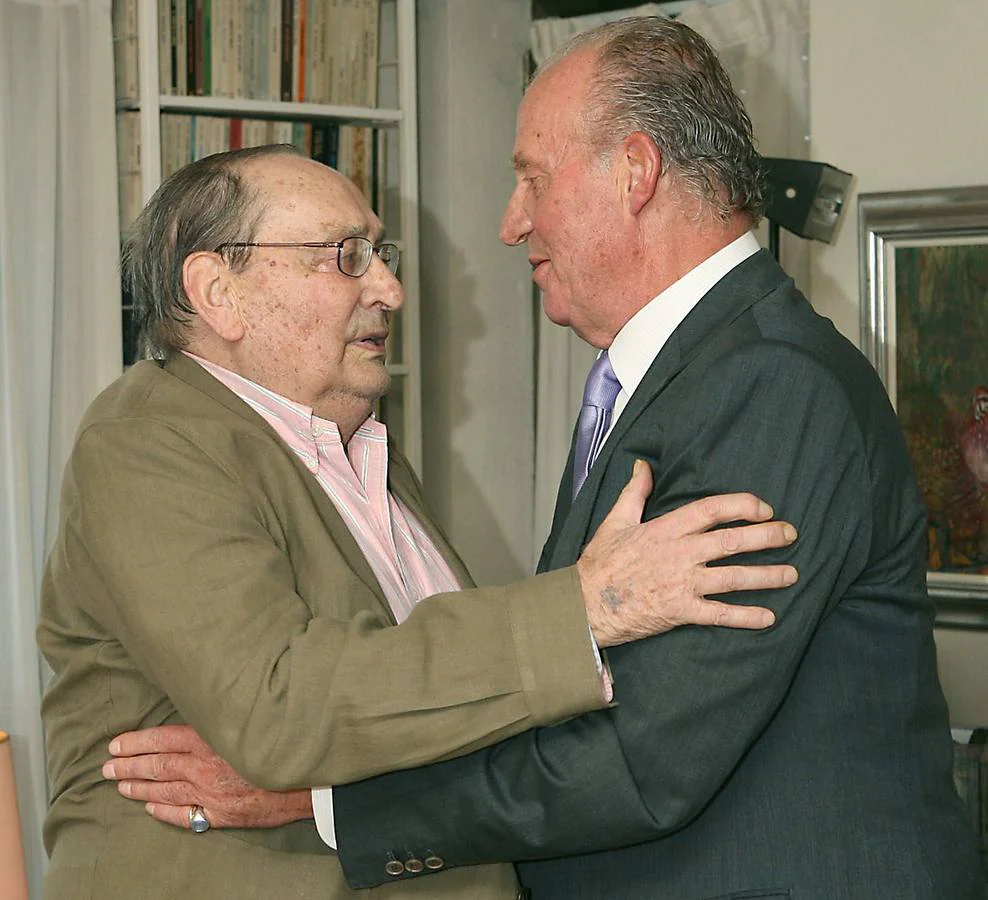 17.10.06 El Rey Juan Carlos, saluda al escritor Miguel Delibes, a quien visitó en su domicilio de Valladolid, para felicitarle en el día de su 86 aniversario por haber obtenido el Premio Vocento a los Valores Humanos.