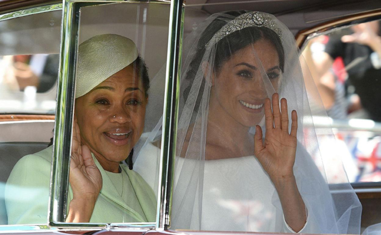 Meghan Markle con su madre, Doria Ragland, el día de su boda. 