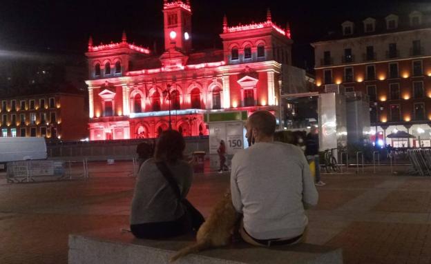 Una pareja contempla la fachada del Consistorio vallisoletano. 