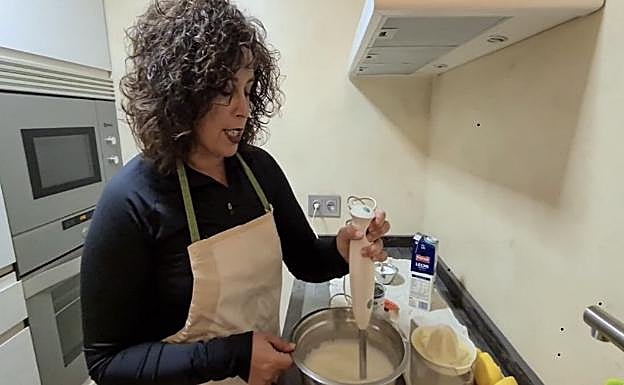 María de la Fuente elaborando la crema de limón