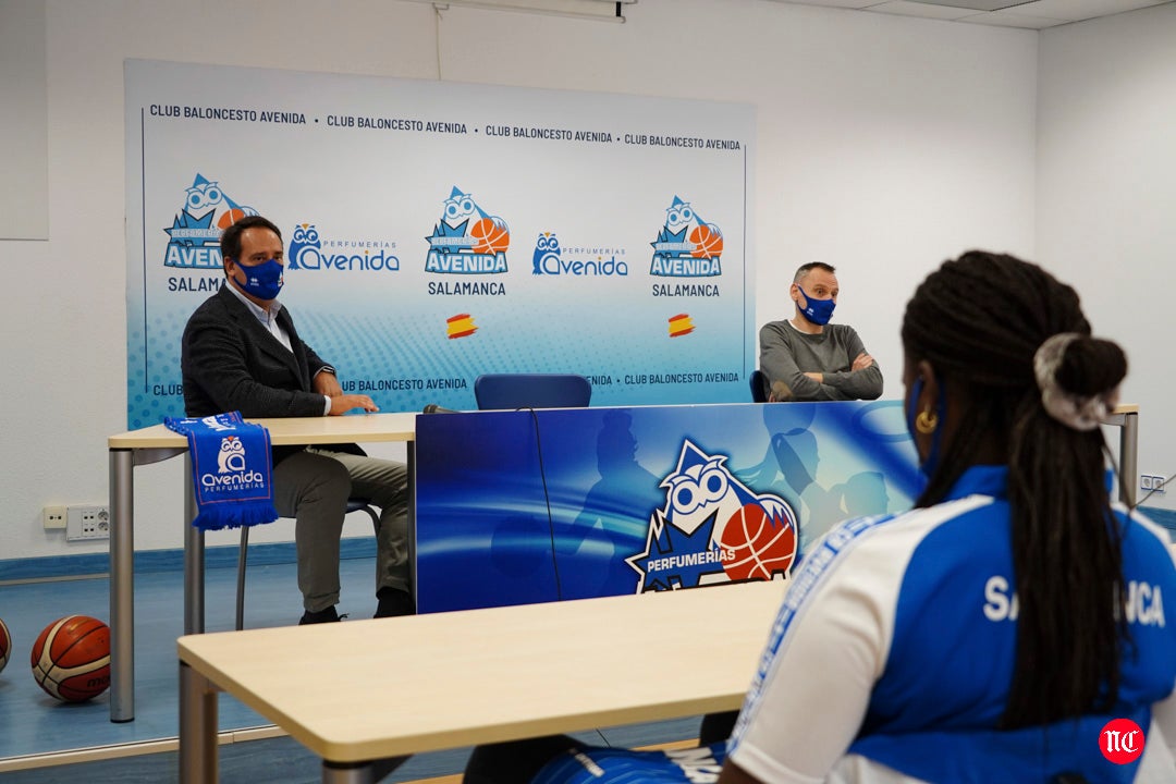 Acto de presentación de las jugadoras de Avenida.