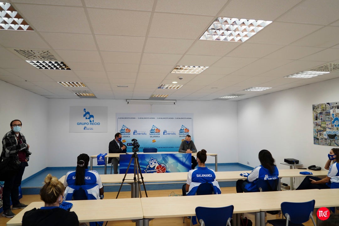 Acto de presentación de las jugadoras de Avenida.